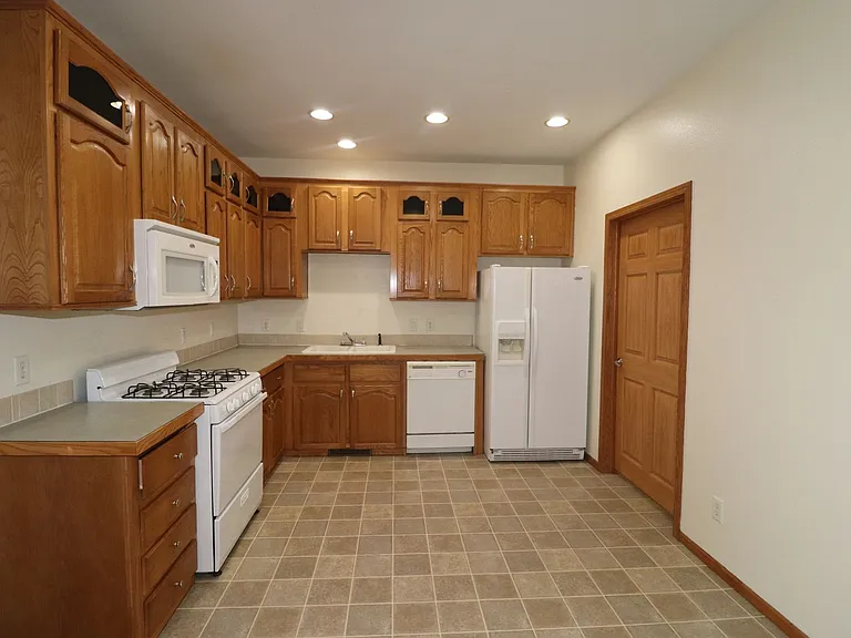 2120 Thompson Dr — Photo 7