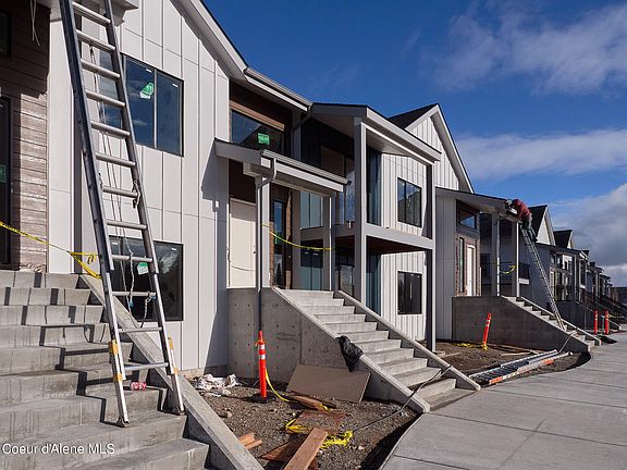 3rd image of 964 E Railroad Ave