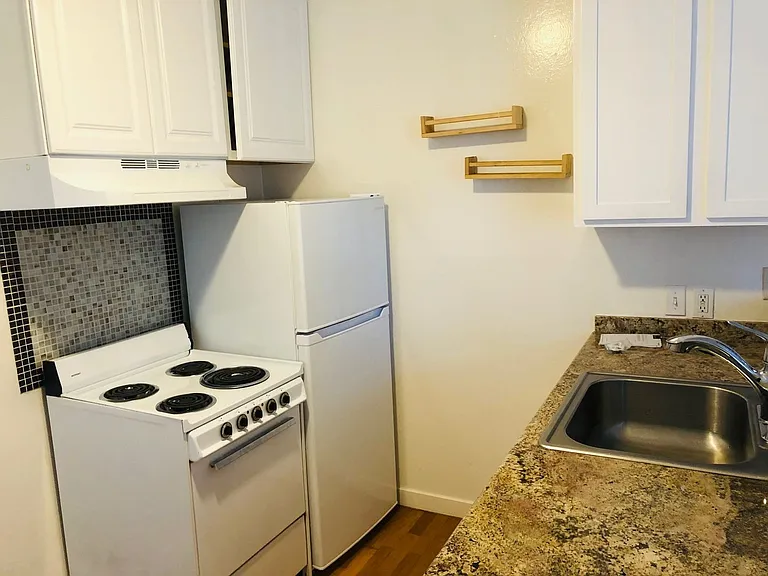 College Ave — Photo 14