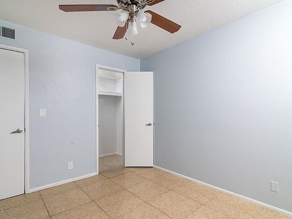 Bedroom 3 w/walk-in closet