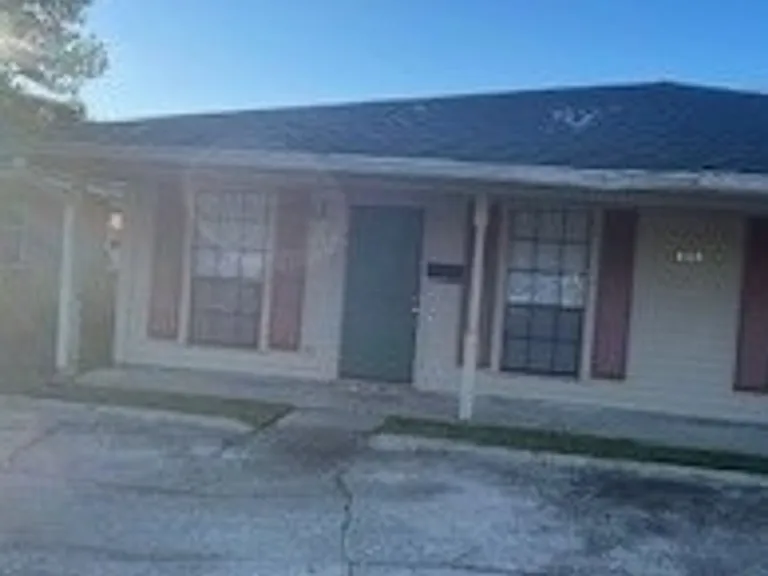 610 Old Covington Hwy — Photo 1