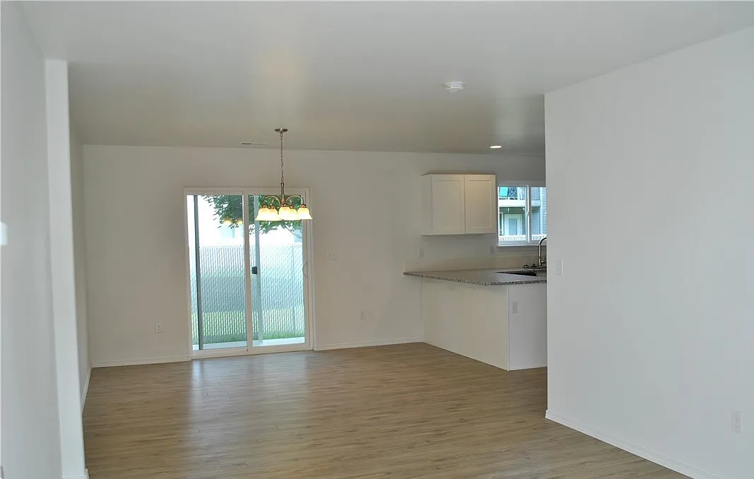 3 bed, 2.5 bath, 1495 sqft, $1,450 — Photo 4