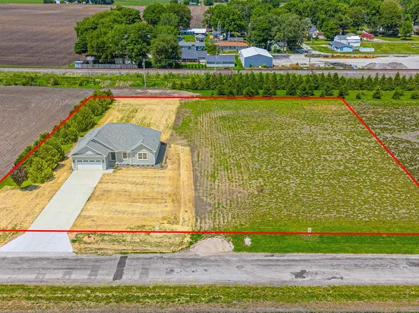 475 S Broadway St, Niantic, IL 62551