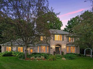 796 Lake Point Dr, Chanhassen, MN 55317