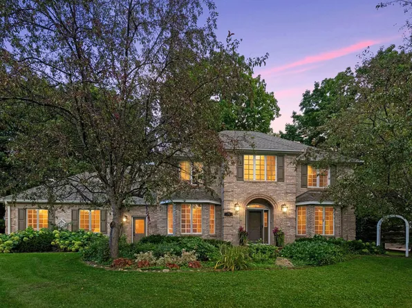 796 Lake Point Dr, Chanhassen, MN 55317