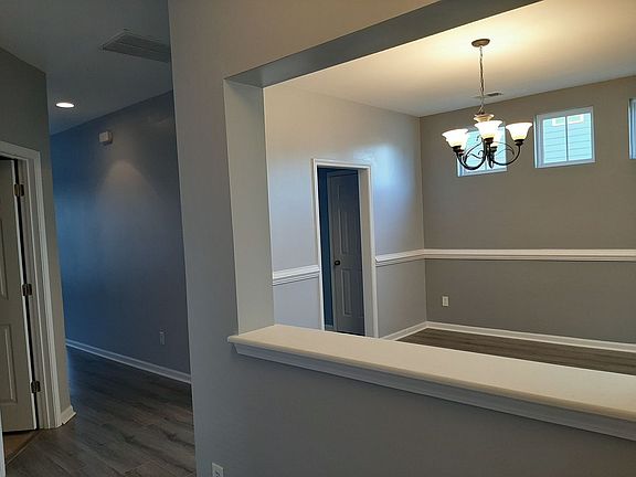 3rd image of 194 Avonshire Dr