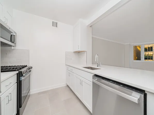 140 Riverside Boulevard image 8 of 31