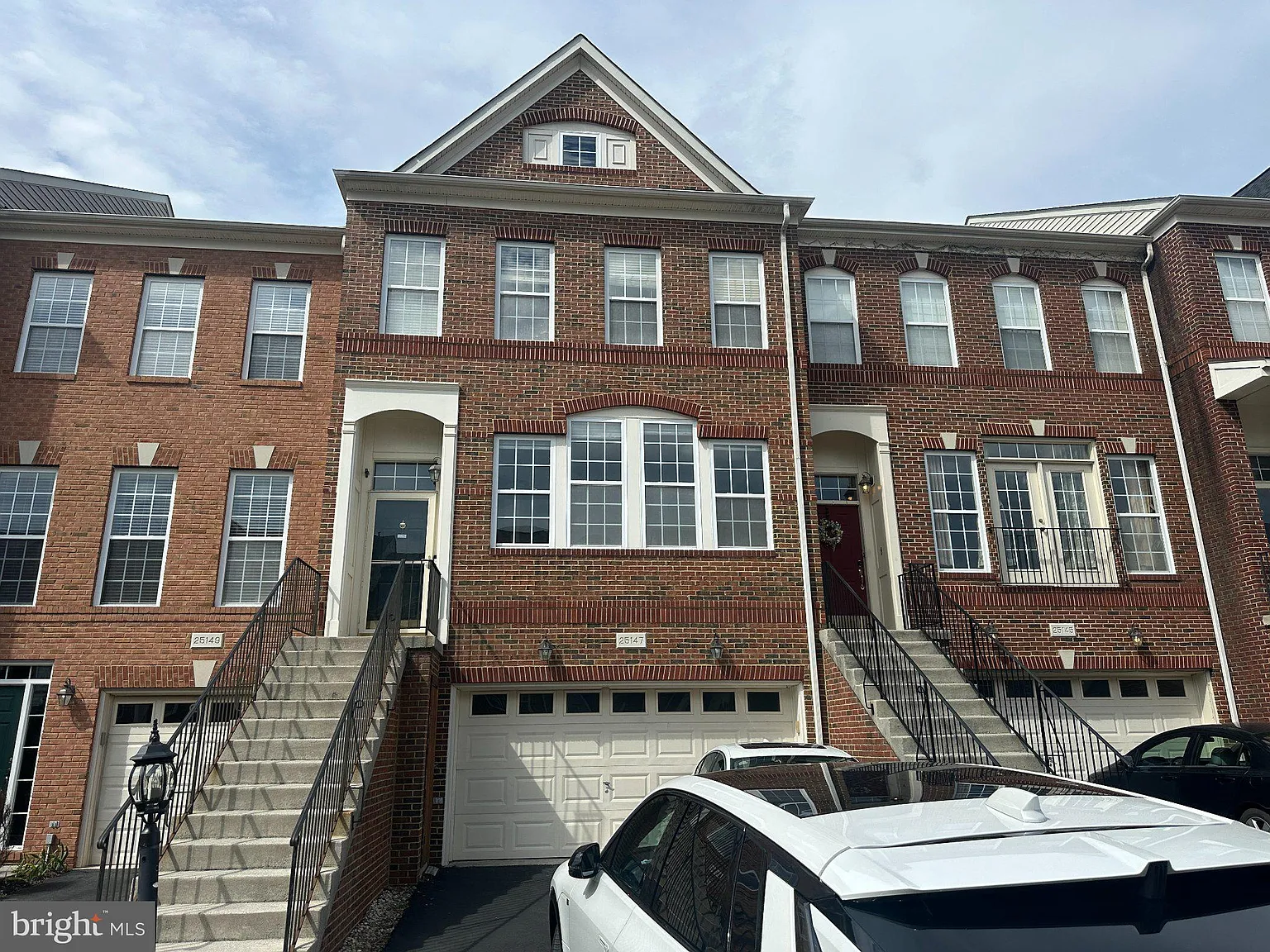 3 bed, 3.5 bath, 2510 sqft, $3,200 — Photo 2