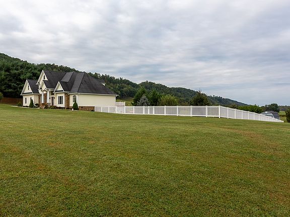 3rd image of 19246 Trotters Ln