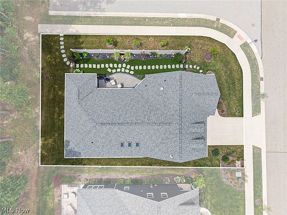 5th image of 2060 Hawthorn Ct