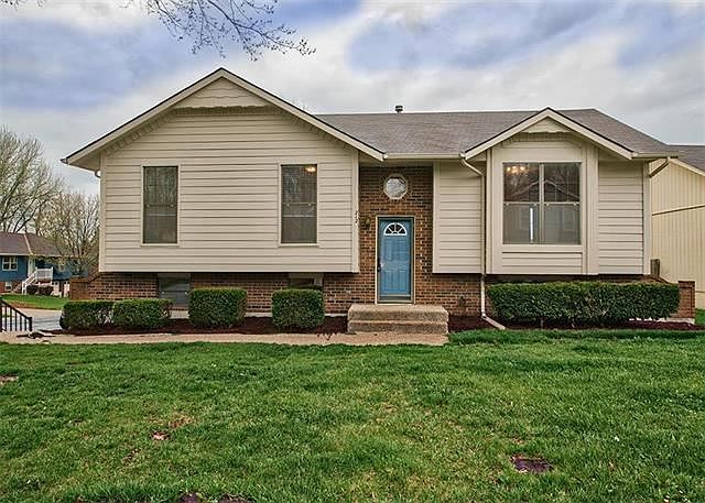 1st image of 212 SE Greystone Dr