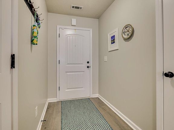 4th image of 669 Fox Haven Dr