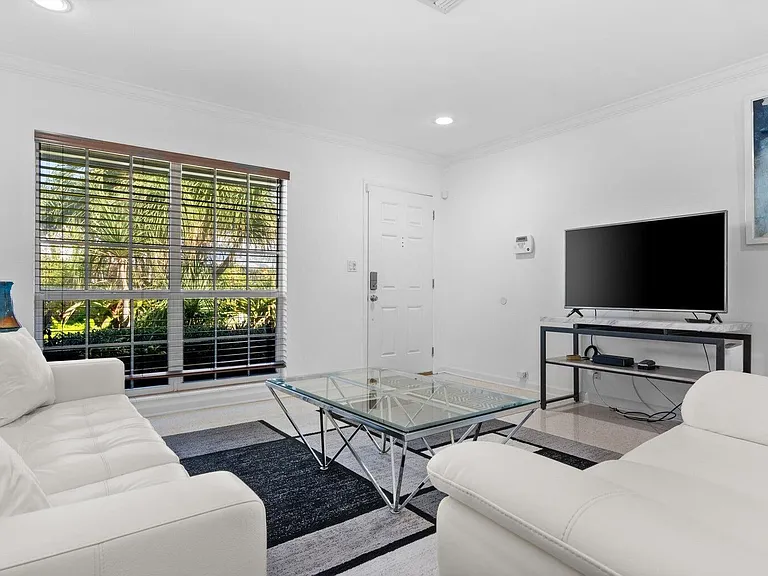 410 Venetian Dr — Photo 11
