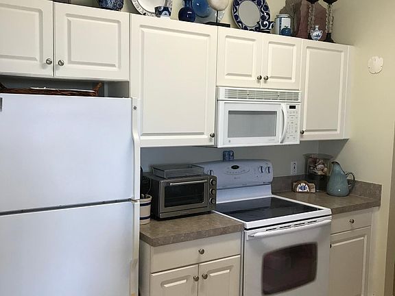Details abound in this decorator furnished condo in the Grand Harbor area just minutes to the beaches. Fully equipped kitchen and more.