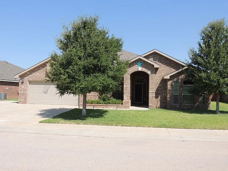 5706 Champions Dr — Photo 2