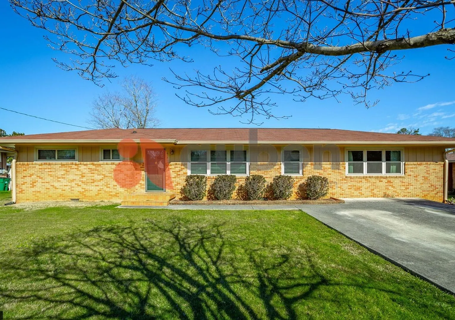 3 Bedroom Home in East Ridge with Fenced Yard! — Photo 1
