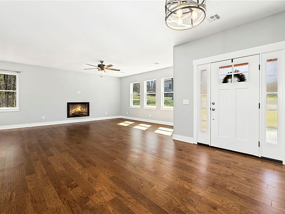 3rd image of 28 Bolton Ln