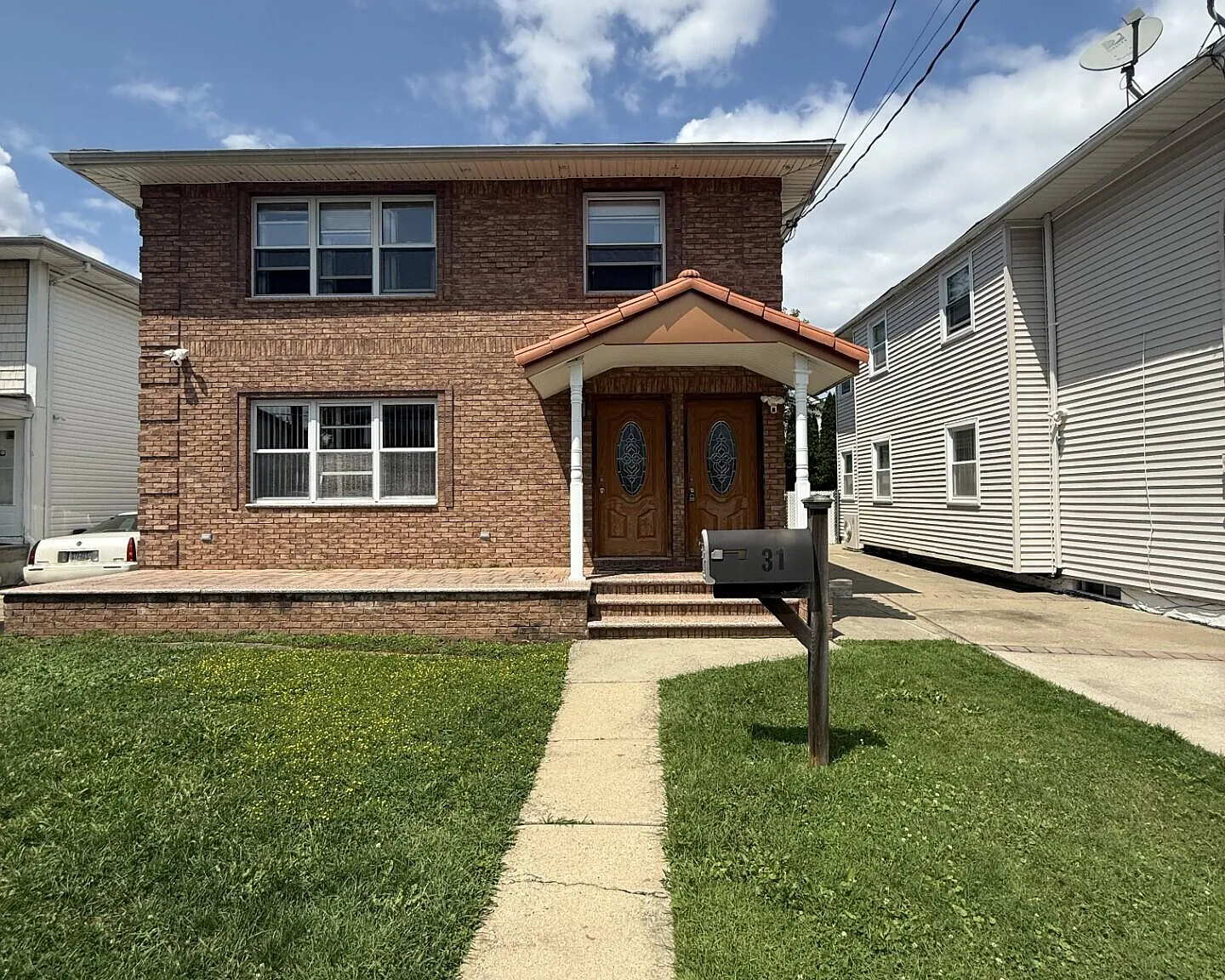3 bed, 1.5 bath, 4223 sqft, $2,950 — Photo 1