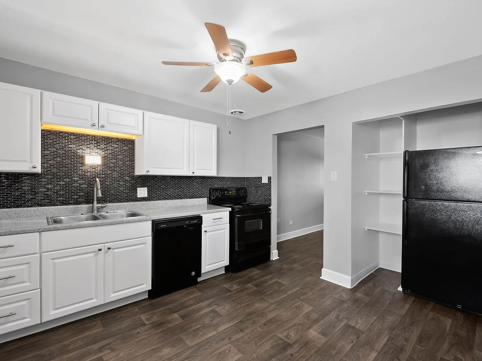 Beautiful Remodeled Apartments - includes washer/dryer Must See! — Photo 4