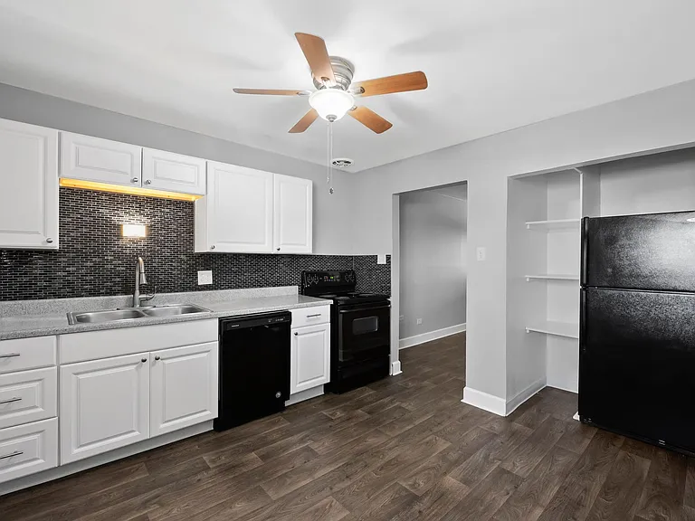 Beautiful Remodeled Apartments - includes washer/dryer Must See! — Photo 4