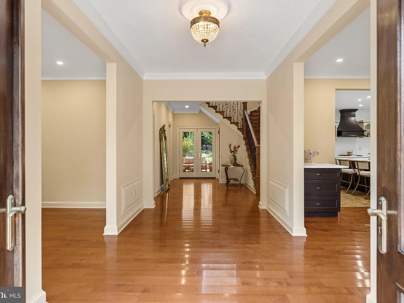 6 bed, 5.5 bath, 6742 sqft, $10,000 — Photo 2