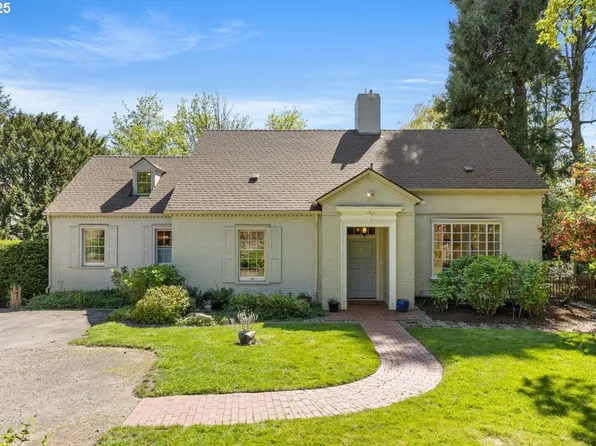 3740 SW Greenleaf Dr, Portland, OR 97221