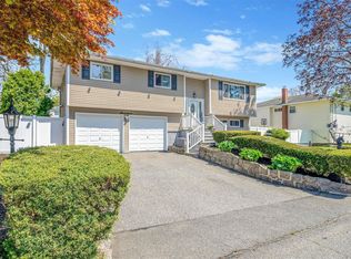 17 Lantern St, Huntington, NY 11743