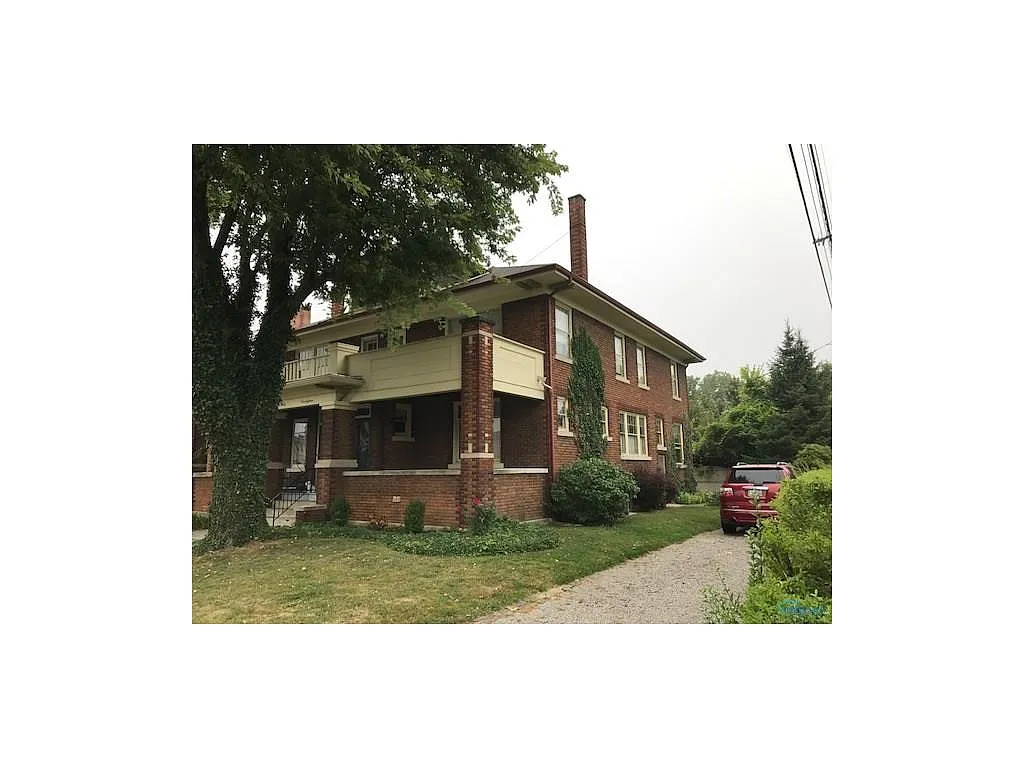 418 W 1st St photo 1