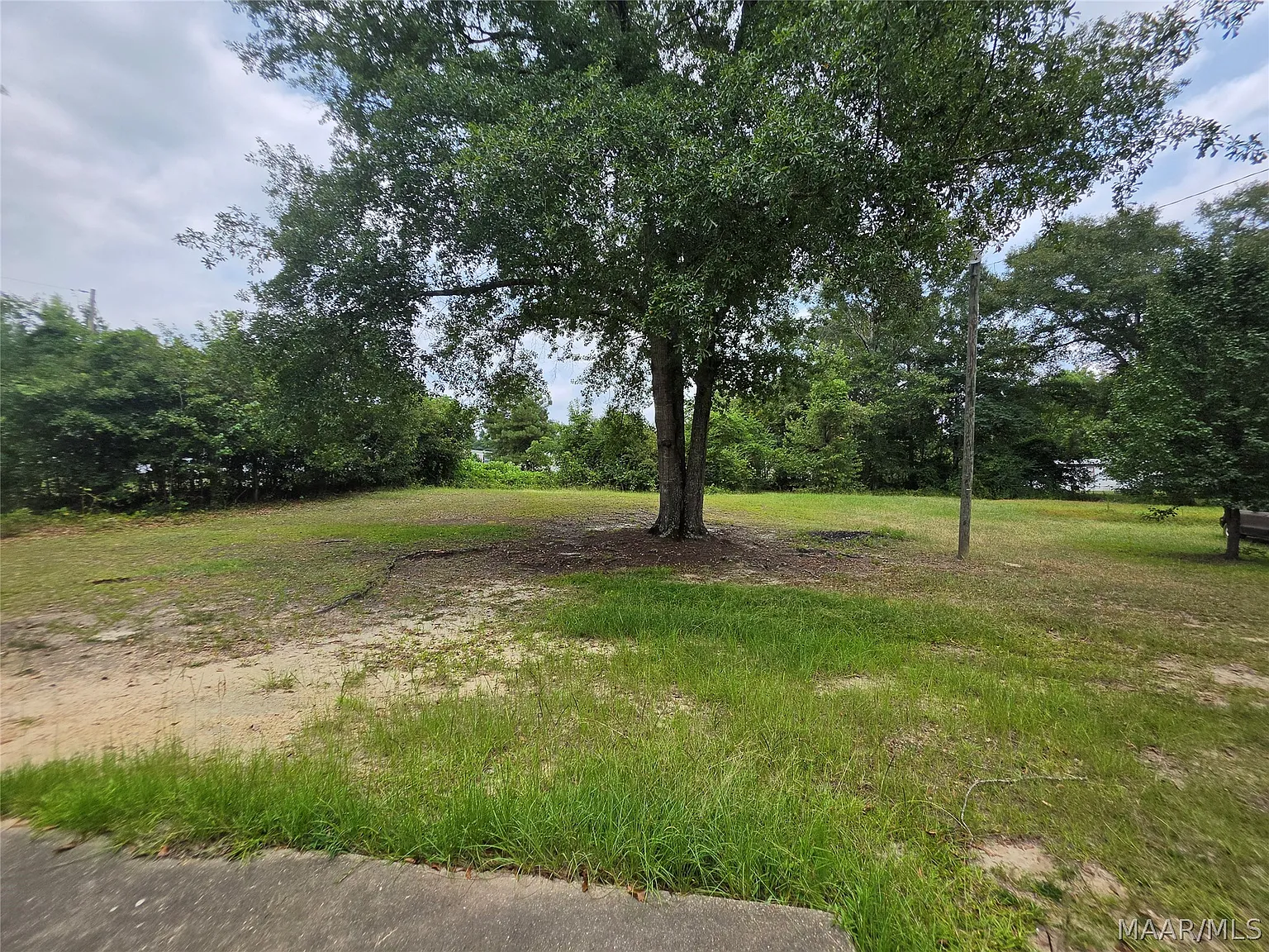 3 bed, 1.0 bath, 1025 sqft, $1,100 — Photo 3