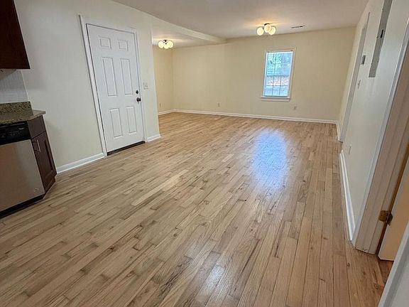 5th image of 637 Parkdale Dr