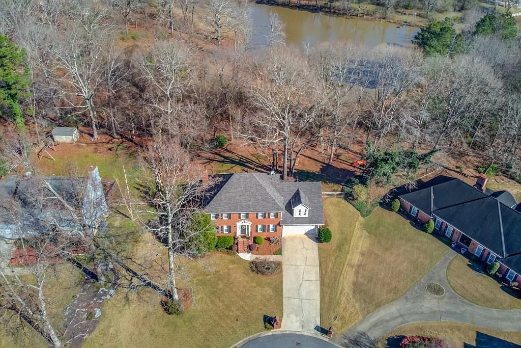 4 bed, 2.5 bath, 2791 sqft, $2,550 — Photo 2