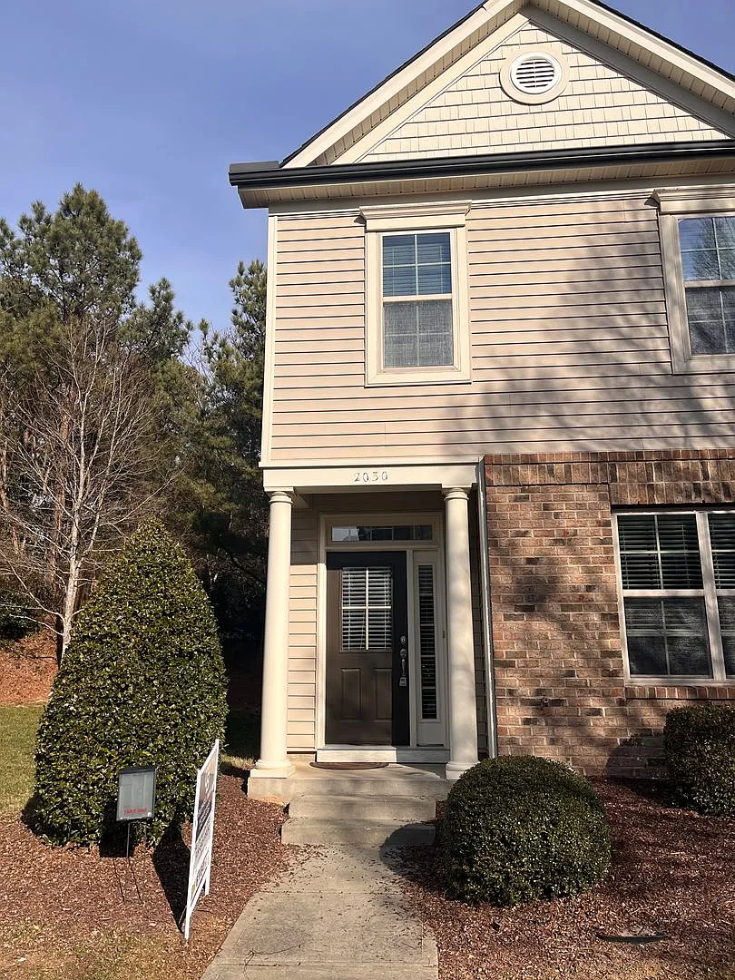 Stunning Townhome in "Prime Cary Location" — Photo 1