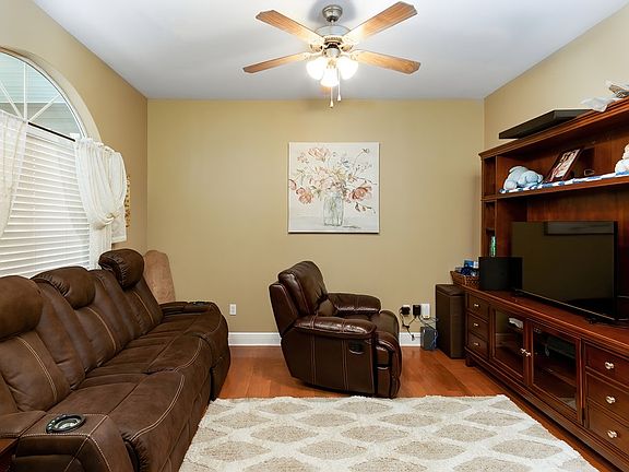 4th image of 39 Hidden Hills Dr W