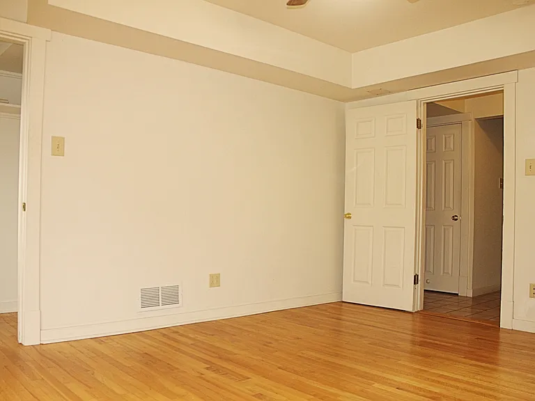 MBR walk-in closet, room entry door