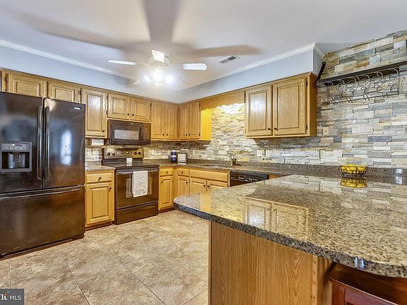 5th image of 829 Petinot Pl
