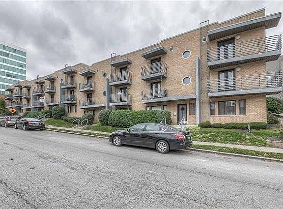 2nd image of 4528 Broadway APT 2S