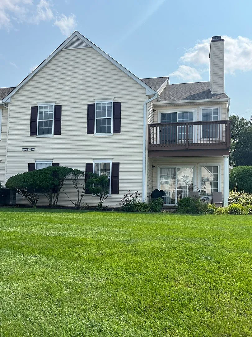 This 3BR/2BA condo in Walnut Bank Farms — Photo 1