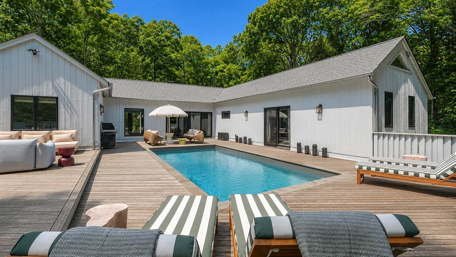 Renovated Retreat with Heated Pool on an Acre Near the Village — Photo 1