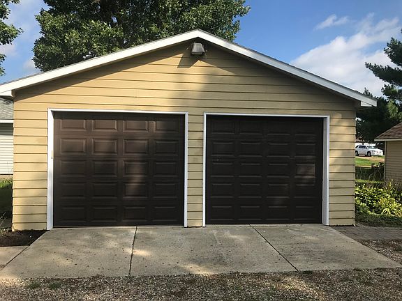 5th image of 1410 Okoboji Ave