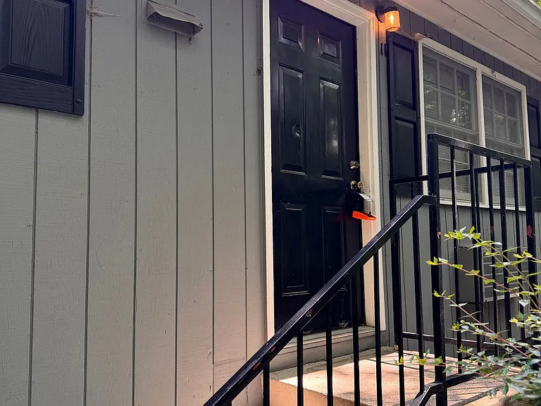 Adorable 1 Bed 1 Bath Apartment with hardwood floors! Washer/Dryer included! — Photo 18
