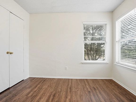 4th image of 1100 Seneca Dr #2