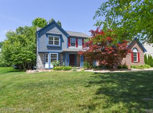 2040 Chestnut Cir, Lake Orion, MI 48360