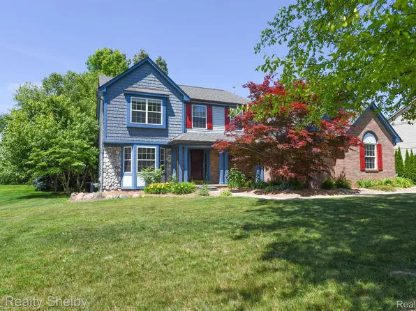 2040 Chestnut Cir, Lake Orion, MI 48360