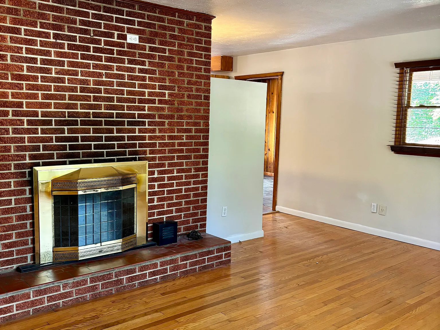 4 bed, 1900 sqft, $3,400 — Photo 4