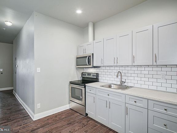 3rd image of 2928 W Oxford St