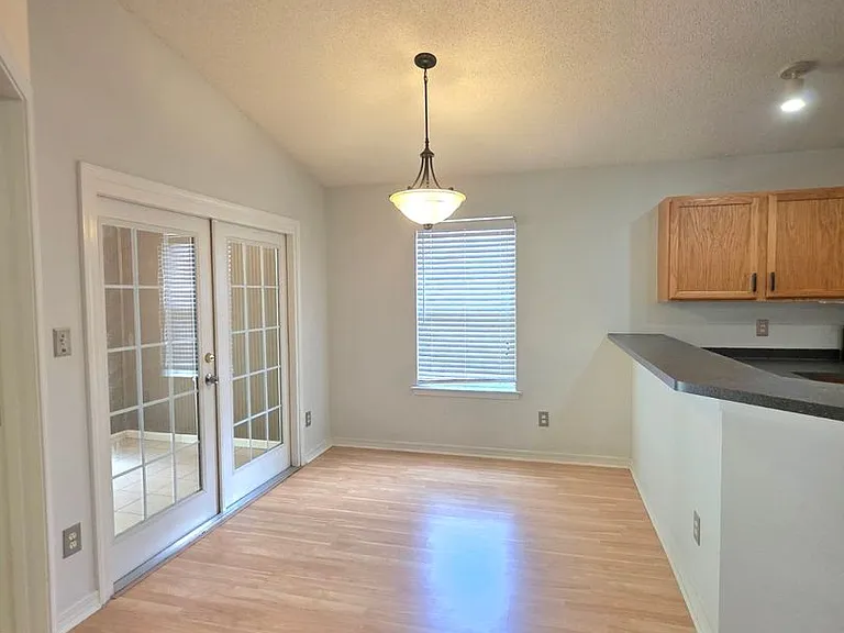 1059 Simpson St — Photo 8