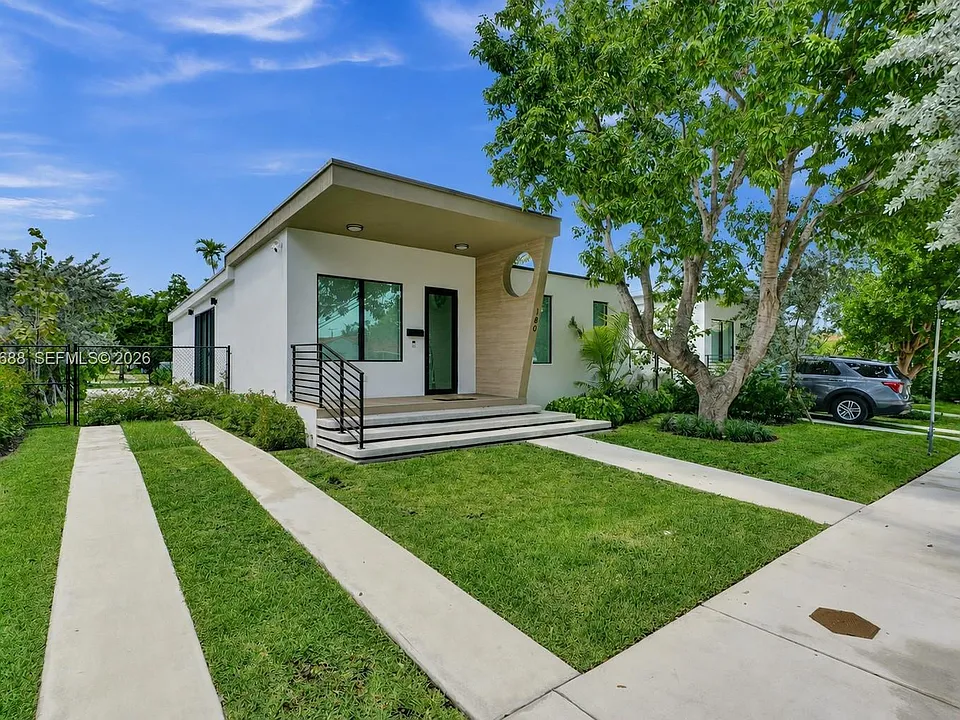 180 SW 38th Ct