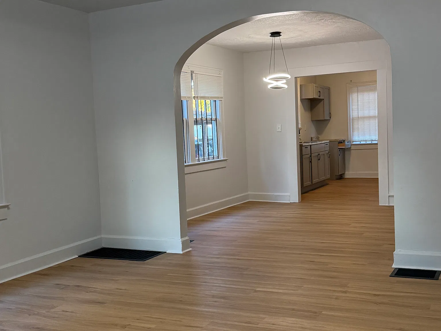 3419 N Kenwood Ave — Photo 2