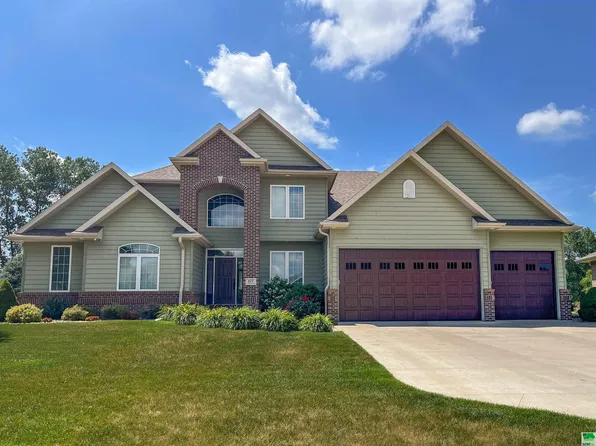 677 Bluestem Trl, Dakota Dunes, SD 57049