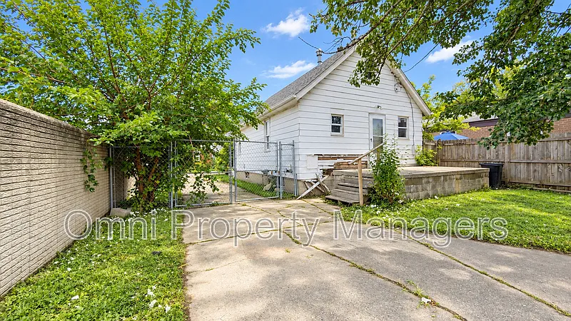 2 bed, 1.0 bath, $1,100 — Photo 4